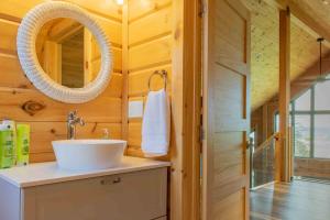 Ένα μπάνιο στο Whiskey Harbour Lakehouse - Lake Huron Getaway +84 φωτογραφίες