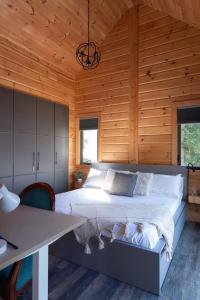 Ένα ή περισσότερα κρεβάτια σε δωμάτιο στο Whiskey Harbour Lakehouse - Lake Huron Getaway