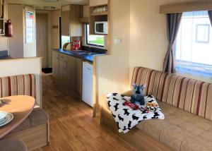 Dapur atau dapur kecil di Golden Anchor Caravan Park