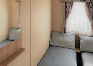 Ruang duduk di Golden Anchor Caravan Park