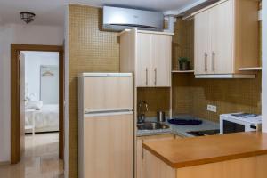 a kitchen with a refrigerator and a sink at Apartamento Moira in Granada