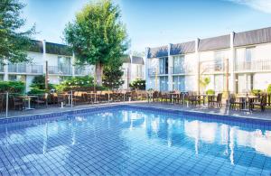 Bazén v ubytování Leonardo Hotel Düsseldorf Airport Ratingen nebo v jeho okolí