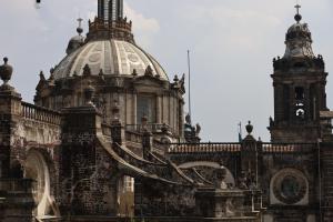 墨西哥城卡特迪尔酒店的一座带有塔楼和钟楼的古老建筑