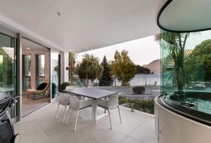 a dining room with a table and chairs at Q1 Luxury Central Apartment in Queenstown