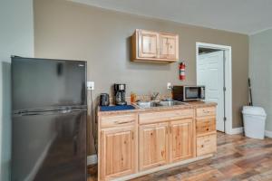 Una cocina con refrigerador de acero inoxidable y gabinetes de madera. en ATV-Friendly Briceville Studio Pets Welcome, en Briceville 19 fotos más