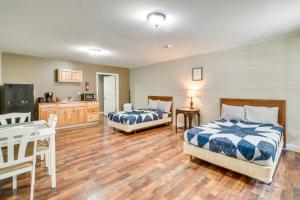 Un dormitorio con dos camas y una cocina. en ATV-Friendly Briceville Studio Pets Welcome, en Briceville