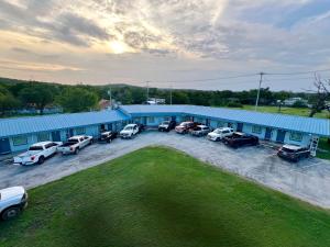 an overhead view of a building with cars parked outside at Arrowhead Motel in Burnet