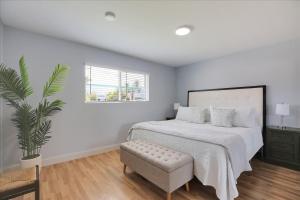 Postel nebo postele na pokoji v ubytování Goodland Blue House