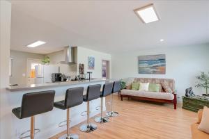 Kuchyň nebo kuchyňský kout v ubytování Goodland Blue House