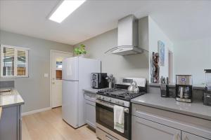 Kuchyň nebo kuchyňský kout v ubytování Goodland Blue House + 12 fotografií