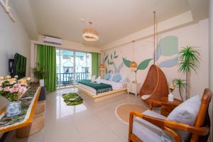 TV a/nebo společenská místnost v ubytování Patong Beach Side Hotel