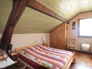 Giường trong phòng chung tại Chalet cosy 2 chambres pour 6 pers. avec garage, proche station et navette à 150m - FR-1-572-162