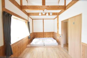 田辺市にあるtoit vertの大きな窓のある部屋のベッド