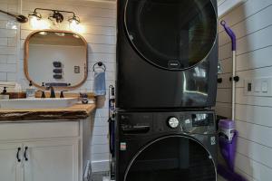 Kuchyň nebo kuchyňský kout v ubytování Tranquil Mountain Retreat With Hot Tub Pet Friendly + 28 fotografií