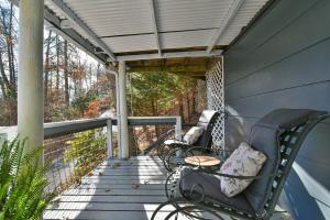 Balkón nebo terasa v ubytování Tranquil Mountain Retreat With Hot Tub Pet Friendly