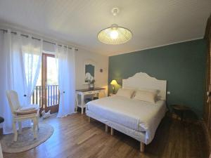 Gallery image of Maison de village avec jardin clos, randonnées, vélos gratuits, cheminée et équipements bébé. - FR-1-616-232 in Bassillac