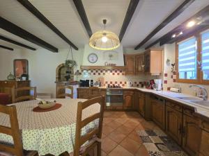 Gallery image of Maison de village avec jardin clos, randonnées, vélos gratuits, cheminée et équipements bébé. - FR-1-616-232 in Bassillac +17 photos