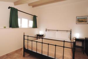 Een bed of bedden in een kamer bij Il Grillo Holiday House