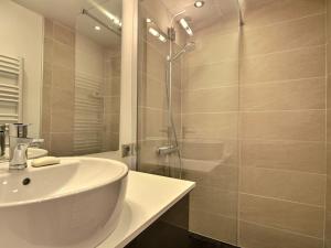 La Plagne TarentaiseにあるChalet 14 personnes, jacuzzi et garage - FR-1-455-268の白い洗面台とシャワー付きのバスルーム +13枚の写真