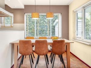 MidlarenにあるHoliday Home Near Groningen Cityの木製のテーブルと椅子のあるダイニングルーム +23枚の写真