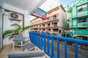 Balkón nebo terasa v ubytování Patong Beach Side Hotel