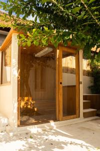 チャングーにあるNew Life Wellnessの木の玄関