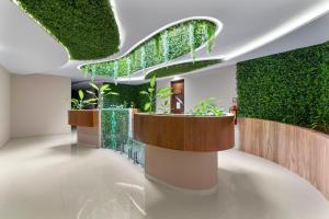 un vestíbulo con una pared verde con plantas en Vibra Bonito - Boho Chic Studio with Rooftop & Infinite Pool, en Tulum 34 fotos más