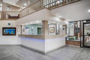 un vestíbulo de un hospital con una escalera en SureStay Plus Hotel by Best Western Greenwood, en Greenwood 35 fotos más
