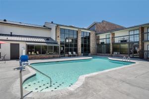 una piscina frente a un edificio en SureStay Plus Hotel by Best Western Greenwood, en Greenwood