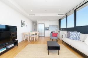 ein Wohnzimmer mit Sofa und Tisch in der Unterkunft Bright 1BR Apartment with Stunning Views - Hosted by Canstay in Turner