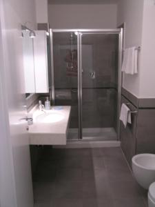 威尼斯的住宿－B&B Casa in Laguna，带淋浴、盥洗盆和卫生间的浴室