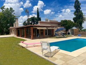 une villa avec piscine et une maison dans l'établissement Los Álamos - casa de campo, à Juan L. Lacaze