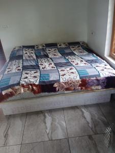 En eller flere senge i et værelse på CRS RED & WHITE HOMESTAY