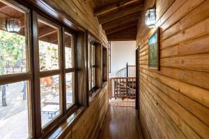 a hallway with windows in a wooden house at Roca Venados in Mascota