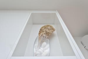 un cajón blanco con un cuchillo y huevos blancos en Apartment M, en Zadar