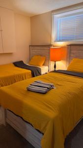 Ένα ή περισσότερα κρεβάτια σε δωμάτιο στο Calgary Super Cozy Guest Rooms Near Banff