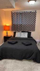 Ένα ή περισσότερα κρεβάτια σε δωμάτιο στο Calgary Super Cozy Guest Rooms Near Banff