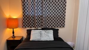 Ένα ή περισσότερα κρεβάτια σε δωμάτιο στο Calgary Super Cozy Guest Rooms Near Banff +13 φωτογραφίες