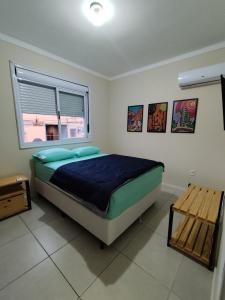 ein Schlafzimmer mit großem Bett und Fenster in der Unterkunft Rosario Apartamento in Santa Maria