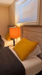 Ένα ή περισσότερα κρεβάτια σε δωμάτιο στο Calgary Super Cozy Guest Rooms Near Banff