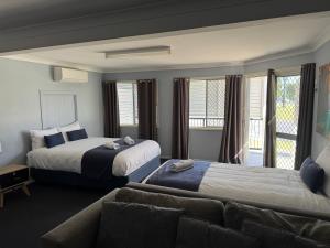 Postel nebo postele na pokoji v ubytování Clarence Head Caravan Park