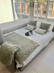 Postel nebo postele na pokoji v ubytování Bondi Ocean Views, Parking, 1 min to Beach