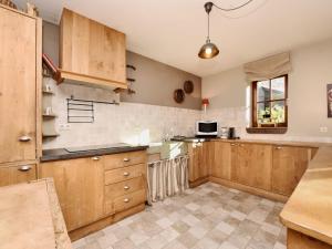 Kuchyň nebo kuchyňský kout v ubytování Cozy holiday home in Ennal - Grand-Halleux