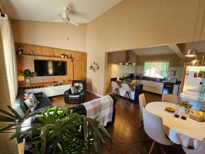 a living room with a couch and a table at Piscina Aquecida Casa no Thermas de Sta Bárbara in Santa Bárbara do Rio Pardo