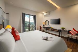 TV a/nebo společenská místnost v ubytování DeLaMont Sapa Hotel - Hill Serenity Retreat + 66 fotografií