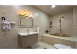 Ένα μπάνιο στο Al Danah Grande 5BR - Spacious Family Retreat Near Abu Dhabi Corniche & Parks +24 φωτογραφίες