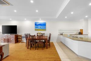 Gallery image of Seaside Family Retreat - Sea Song in Rhyll