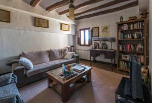 a living room with a couch and a coffee table at Casa Rural Vilaspasa, alquiler integro in Gotarta