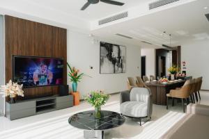 Μια τηλεόραση ή/και κέντρο ψυχαγωγίας στο Luna's Villa 5bedrooms, pool