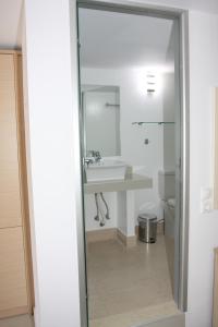 Koupelna v ubytování SunOrama Apts-Studios + 37 fotografií